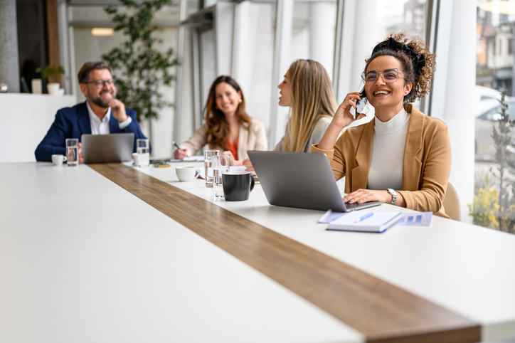 mujer de negocios al teléfono